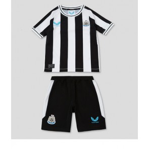 Newcastle United babykläder Hemmatröja barn 2022-23 Korta ärmar (+ Korta byxor)